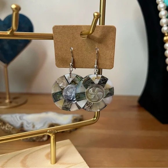 Abalone shell and mother-of-pearl drop earrings with carved flower - Picture 3 of 7